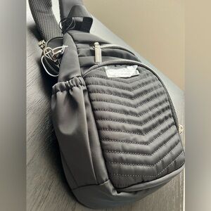 NWT STEVE MADDEN
Black BAURORA Quilted Sling Backpack With Pouch